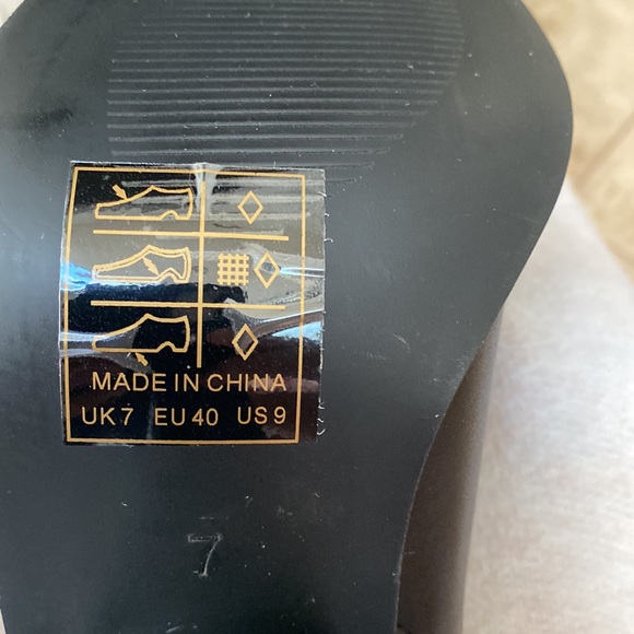 Pointed Toe Bootie. US 9 Black . - Picture 7 of 7